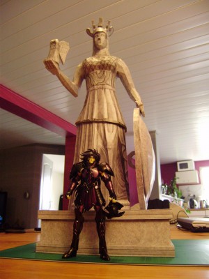 P1300005.JPG (618.6 Kio) Vu 15727 fois La statue et une figurine Saint Seiya