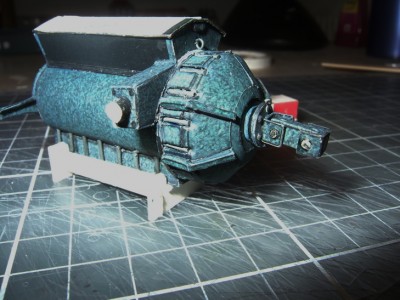 Kfz 9 Famo=128.JPG (157.52 Kio) Vu 3510 fois Je sais les couleurs ne sont pas belles mais j'ai mis le flash pour rendre l'anneau de levage visible (au dessus du bloc)